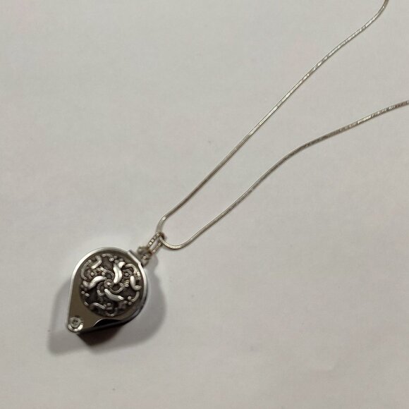 Magnifying Glass Oxidized Silver Floral Ornate Pendant Necklace 20x - Picture 7 of 8
